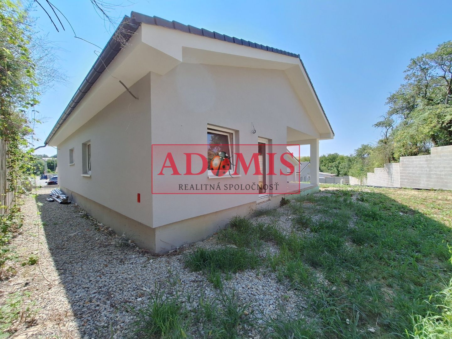 ADOMIS - predáme 4izb.bungalov č.5, 512m2 Chrastné, vodovod, asfalt, len 11km z Košíc