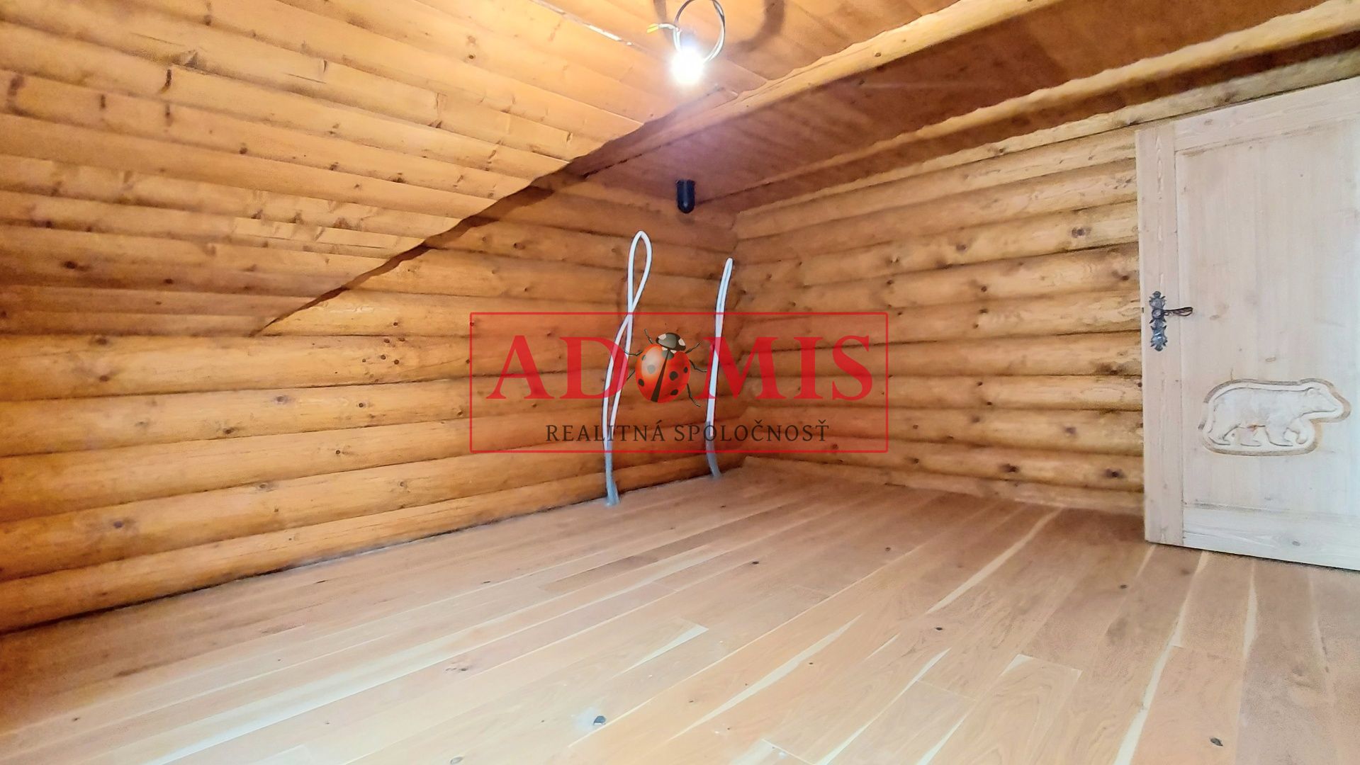 ADOMIS - exkluzívny 5-izb zrubový rodinný dom,Valaliky,3x kúpelňa,391m2,pozemok 944m2,dvojpodlažný,kompletne oplotený