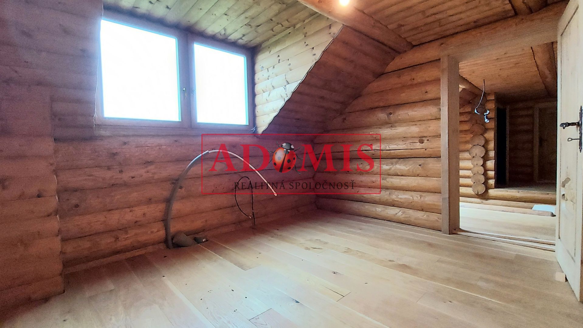 ADOMIS - exkluzívny 5-izb zrubový rodinný dom,Valaliky,3x kúpelňa,391m2,pozemok 944m2,dvojpodlažný,kompletne oplotený