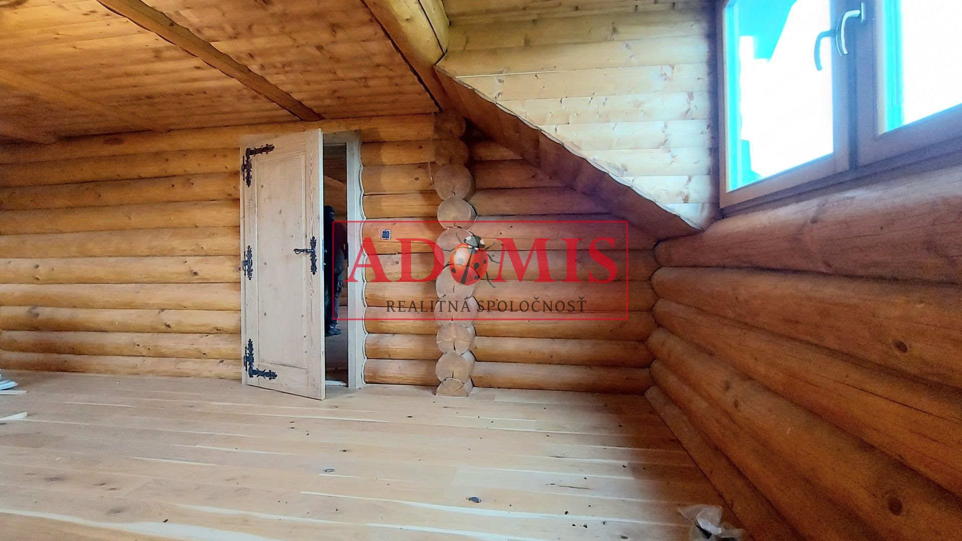 ADOMIS - exkluzívny 5-izb zrubový rodinný dom,Valaliky,3x kúpelňa,391m2,pozemok 944m2,dvojpodlažný,kompletne oplotený