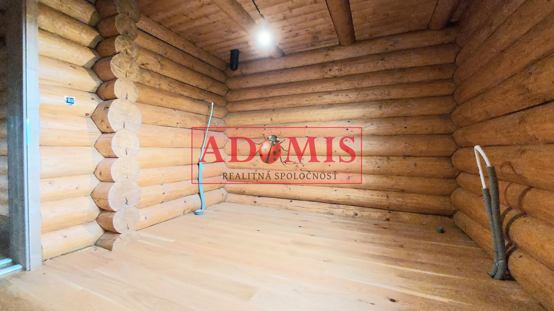 ADOMIS - exkluzívny 5-izb zrubový rodinný dom,Valaliky,3x kúpelňa,391m2,pozemok 944m2,dvojpodlažný,kompletne oplotený