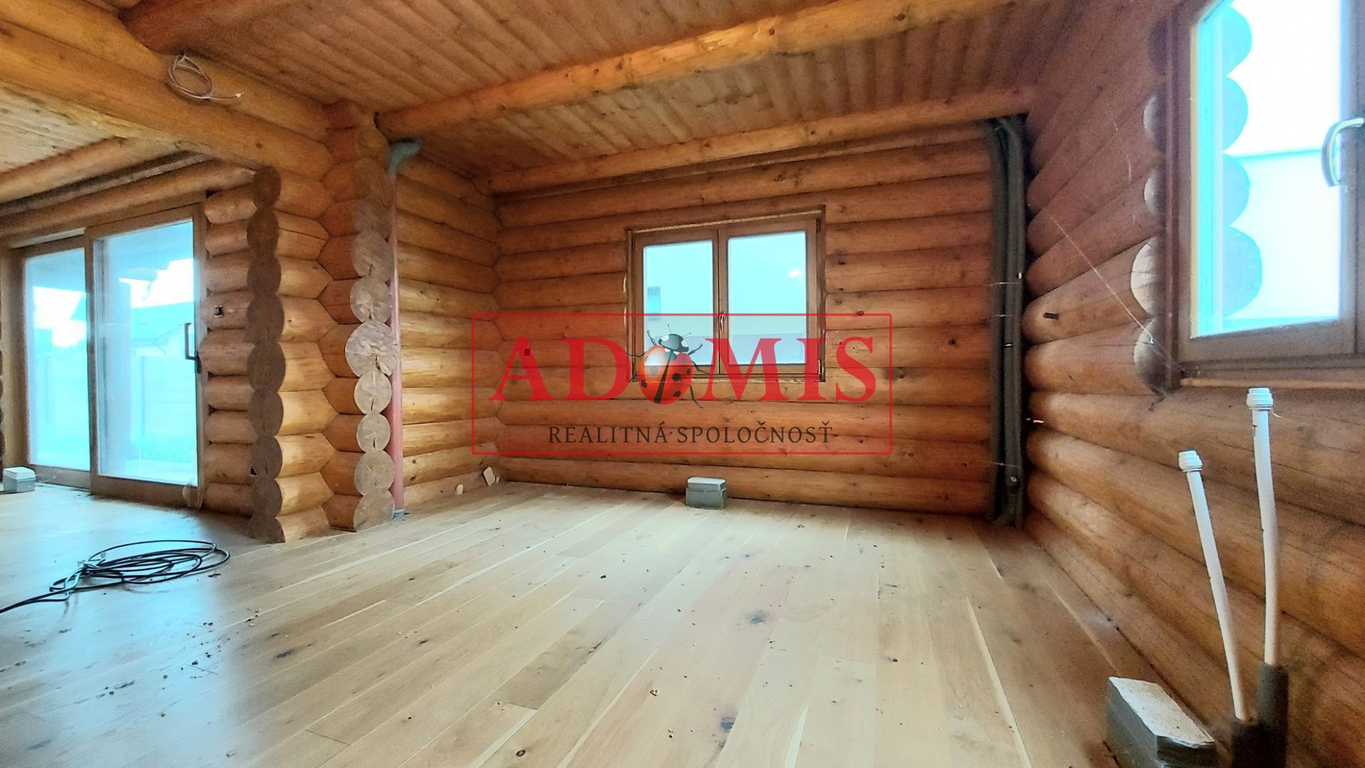 ADOMIS - exkluzívny 5-izb zrubový rodinný dom,Valaliky,3x kúpelňa,391m2,pozemok 944m2,dvojpodlažný,kompletne oplotený