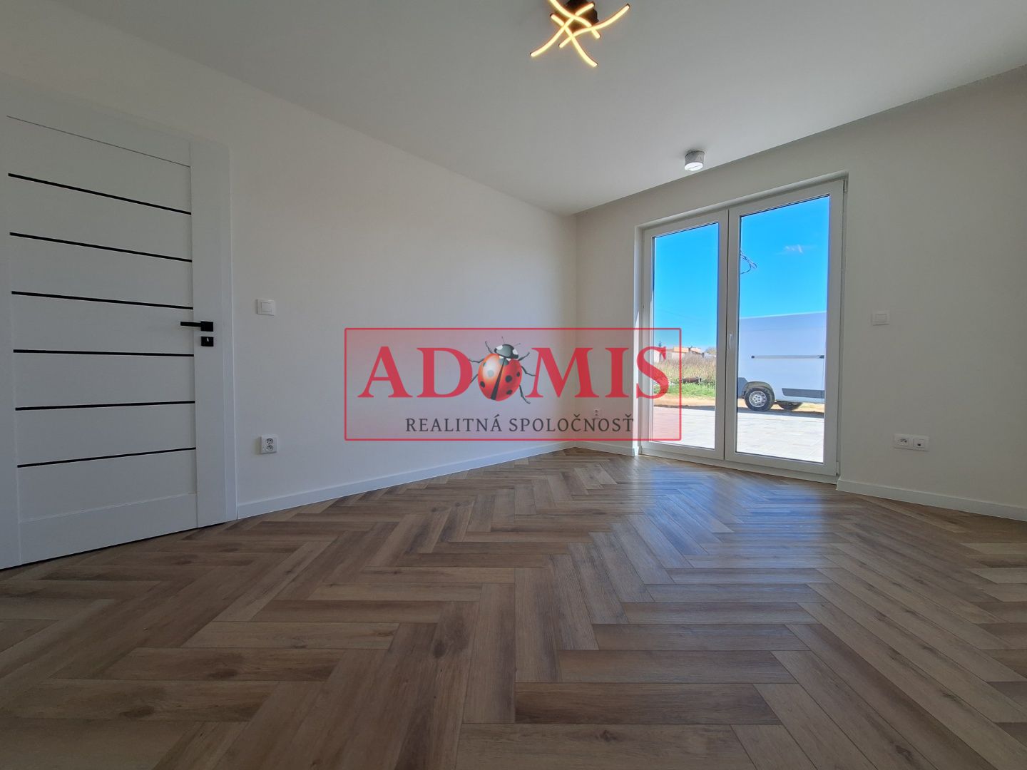 ADOMIS - Predám 4 moderné nadštandardné bungalovy 120m2, prestrešené parkovanie, tepelné čerpadlo, Cestice, len 15min z Košíc.