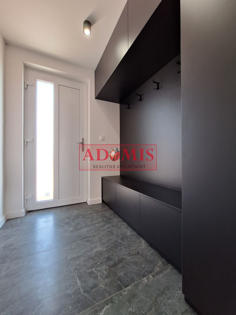 ADOMIS - Predám 4 moderné nadštandardné bungalovy 120m2, prestrešené parkovanie, tepelné čerpadlo, Cestice, len 15min z Košíc.