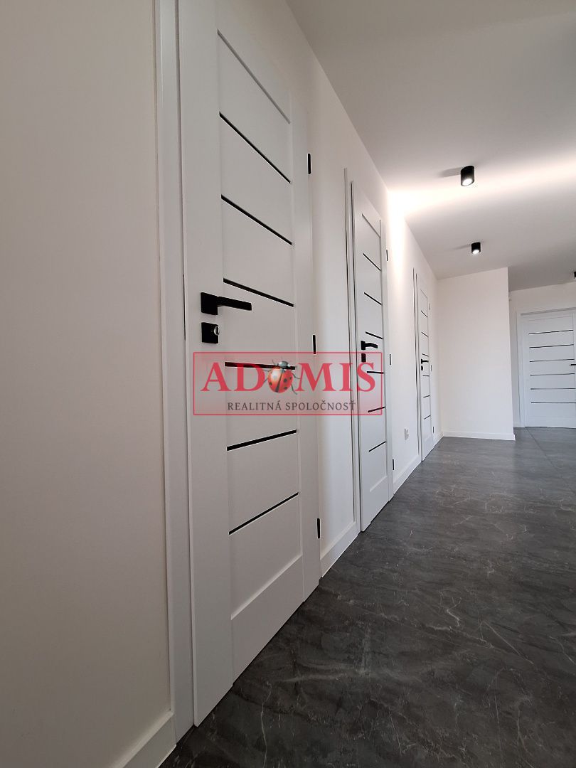 ADOMIS - Predám 4 moderné nadštandardné bungalovy 120m2, prestrešené parkovanie, tepelné čerpadlo, Cestice, len 15min z Košíc.