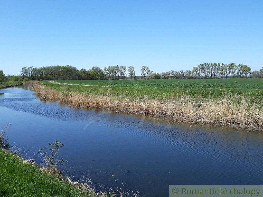 Úžasná rekreačná chata pri Veľkom Mederi, krásny pozemok 1240 m2, celoročne vhodná na komerčný prenájom alebo bývanie