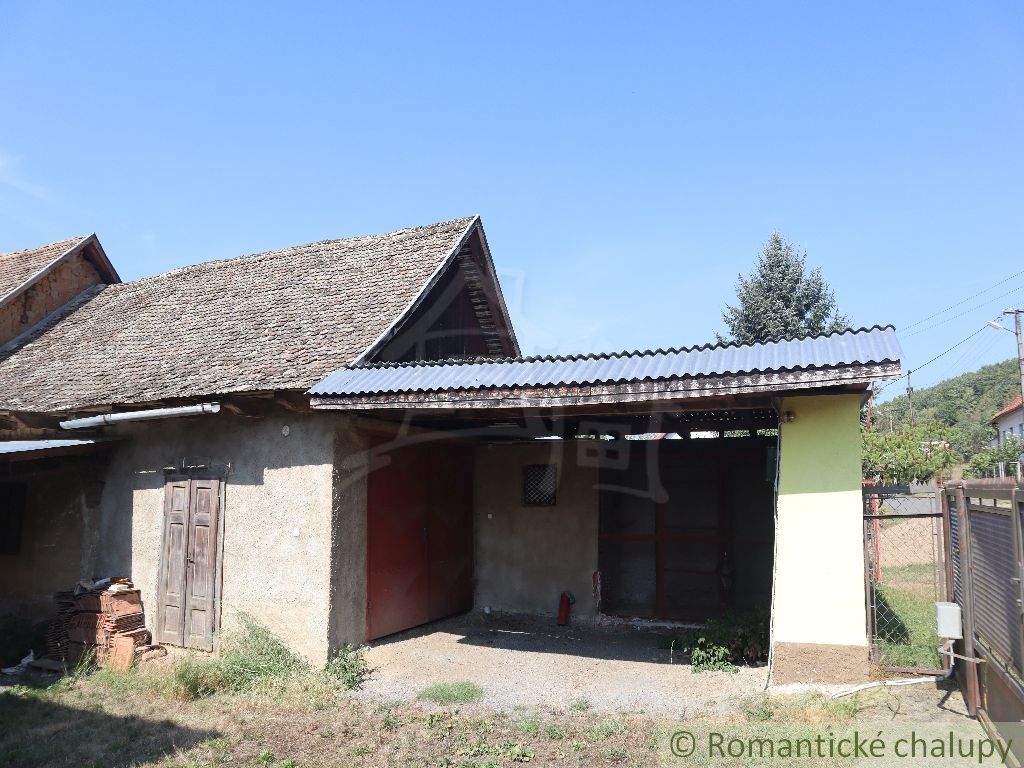 VÝRAZNE ZNÍŽENÁ CENA - Rodinný dom v pokojnom vidieckom prostredí s veľkým pozemkom pri potoku