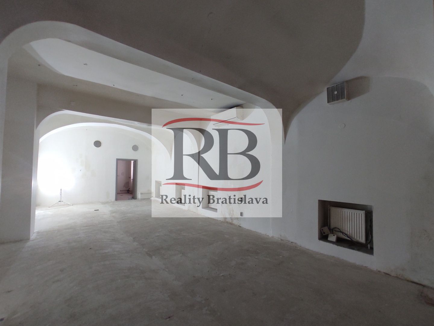 Obchodný priestor s možnosťou veľkej terasy, vhodný aj na reštauráciu, Obchodná-BA1, 230m2