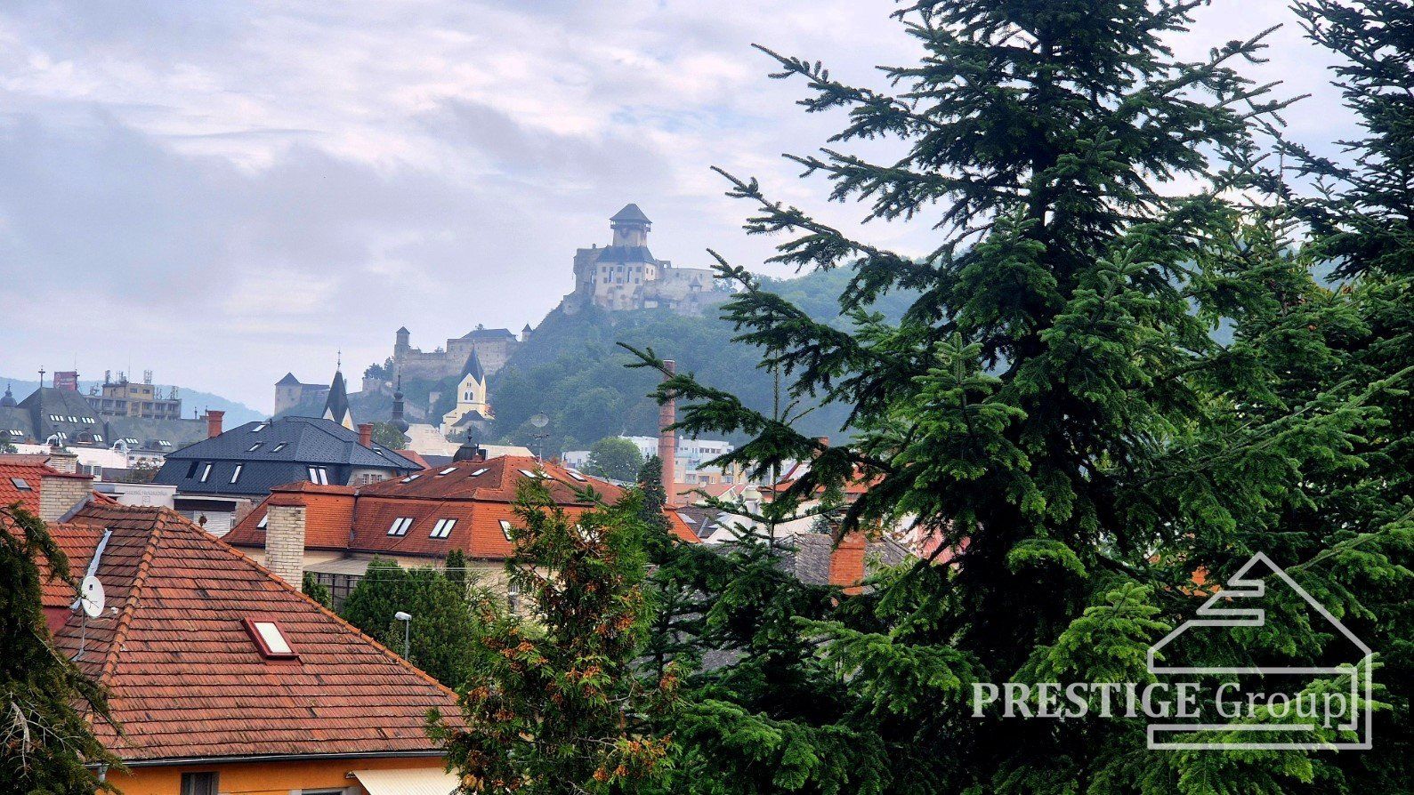 Priestranný 4-izbový byt (89m2) s výhľadom na hrad✨