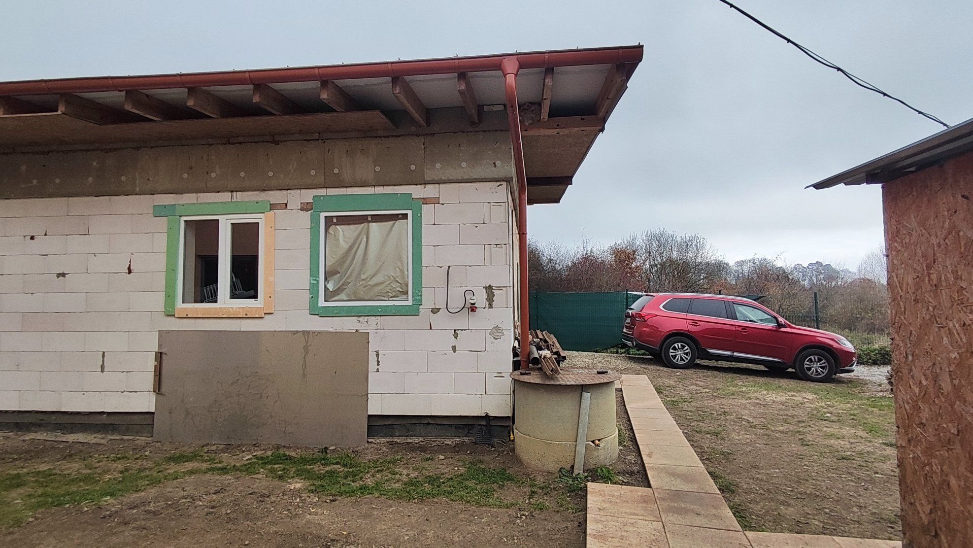 Skvelá príležitosť...rodinný dom ihneď na bývanie, dvojgaráž 80 m2 - rôzne účely, pozemok 629 m2, vjazdy z dvoch strán pozemku, všetky IS