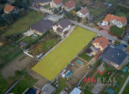 Na predaj priestranný,stavebný pozemok v obci Štitáre