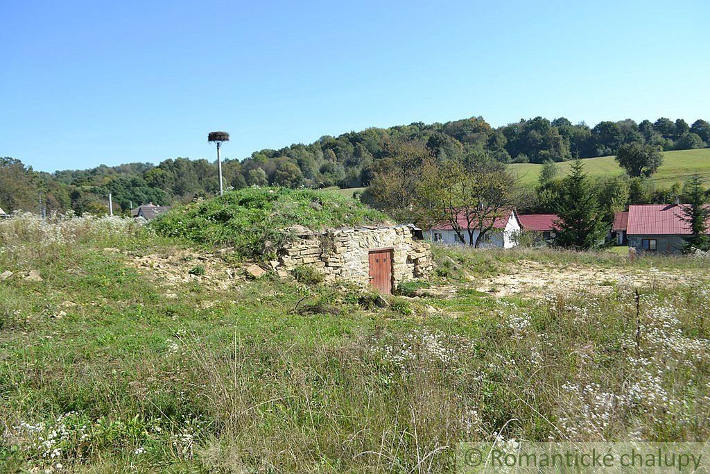 Krásny pozemok s pivnicou, výhľadom, 33á- Kečkovce