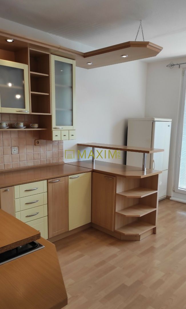 1 izbový byt prerobený na 2 izbový, balkón, Chrenová