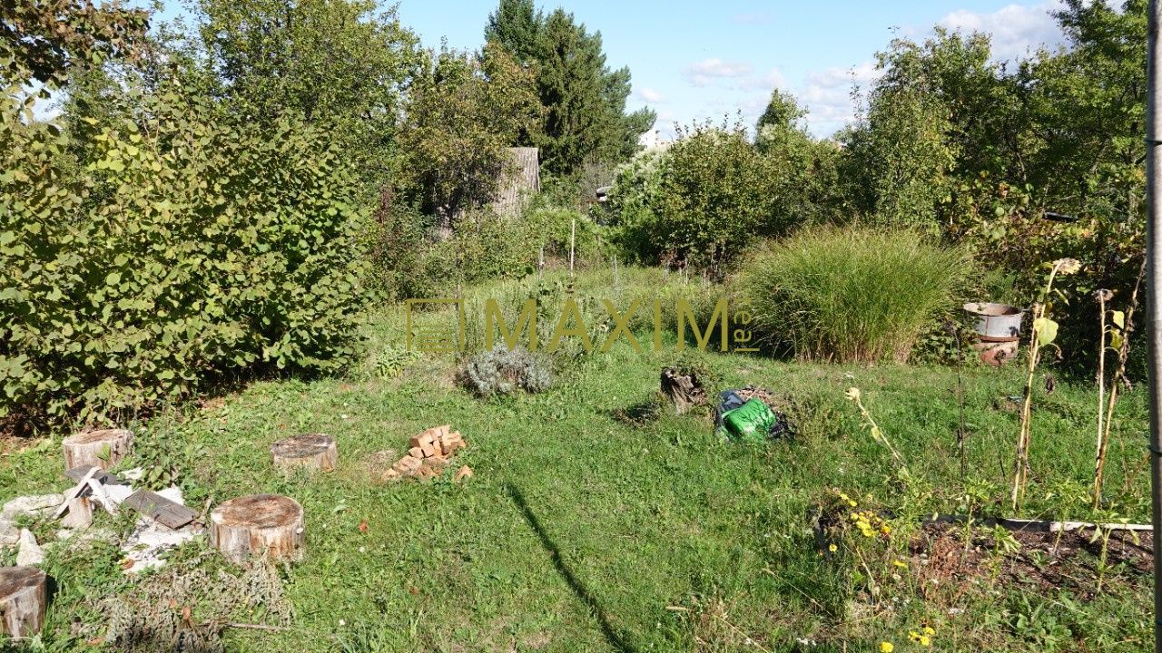 PREDAJ - Ponúkame na predaj pozemok pod lesom v tichom prostredí so záhradnou chatkou v lokalite Pod Srdcom.