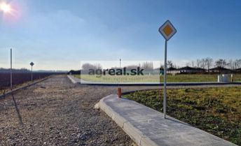 Predaj- atraktívny stavebný pozemok (676 m²) v novej obytnej zóne, Michal na Ostrove – Kolónia (iba 20 min. do Ružinova!)