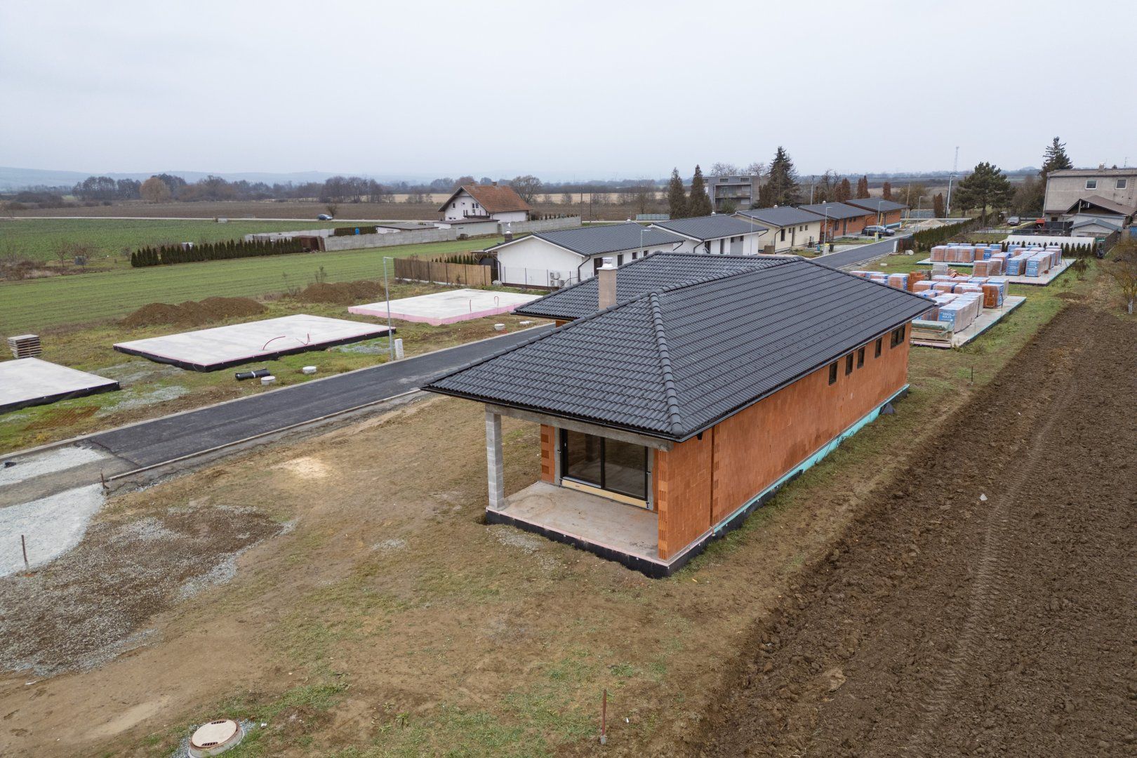NA PREDAJ 4 IZBOVÝ BUNGALOV S MOŽNOSŤOU DOKONČENIA DO HOLODOMU | PERÍN-CHYM, časť GOMBOŠ
