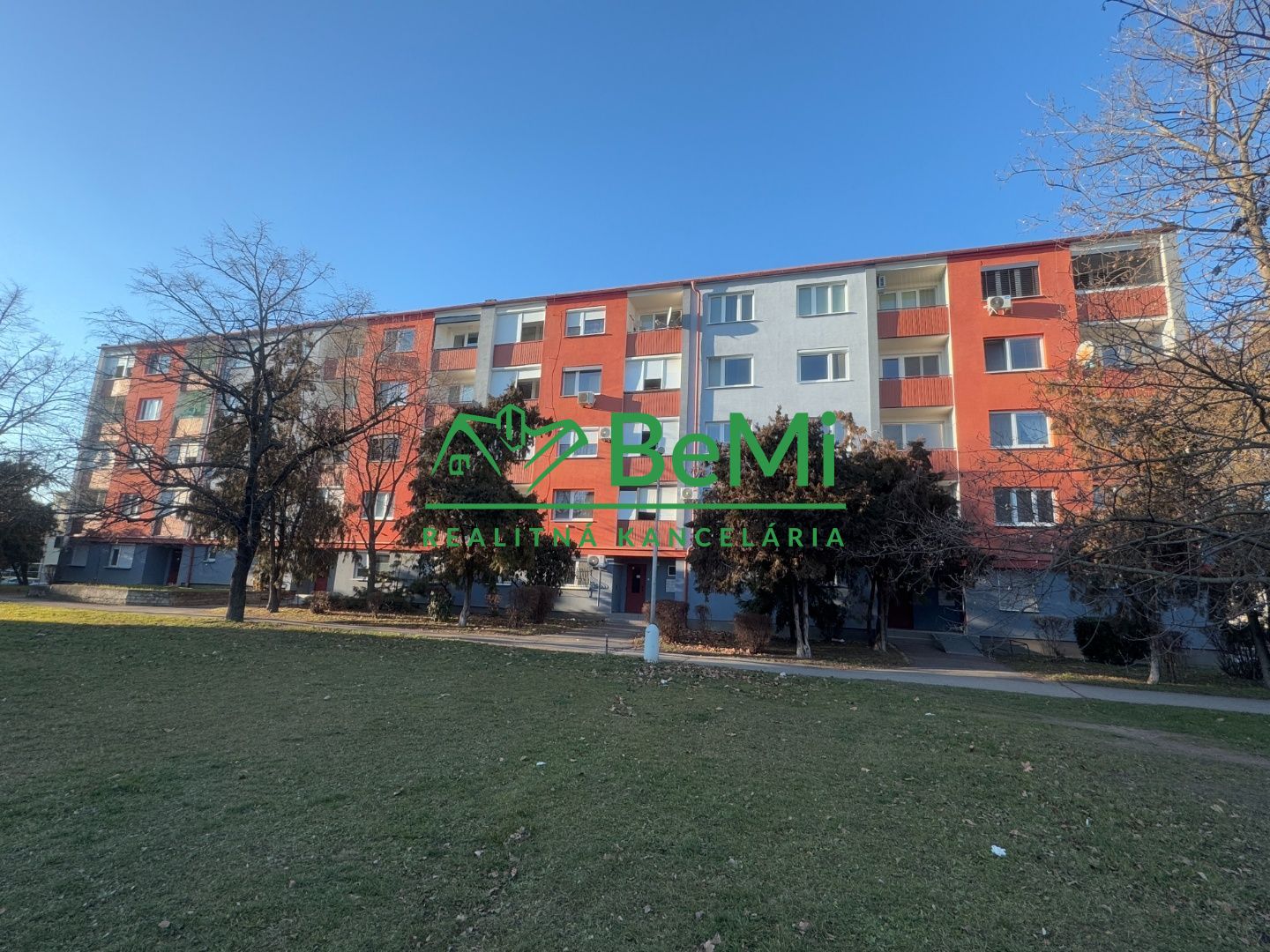 Útulný 2-izbový byt v centre Šale – ihneď k nasťahovaniu!