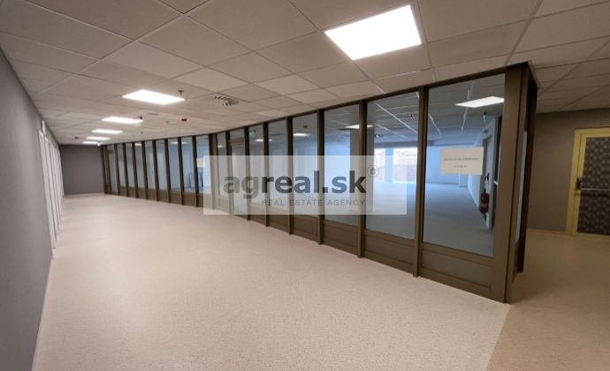 Obchodno - prevádzkový priestor vhodný na showroom, predajňu, služby, kancelárie 112,42 m² vo Vienna Gate (1.posch.)