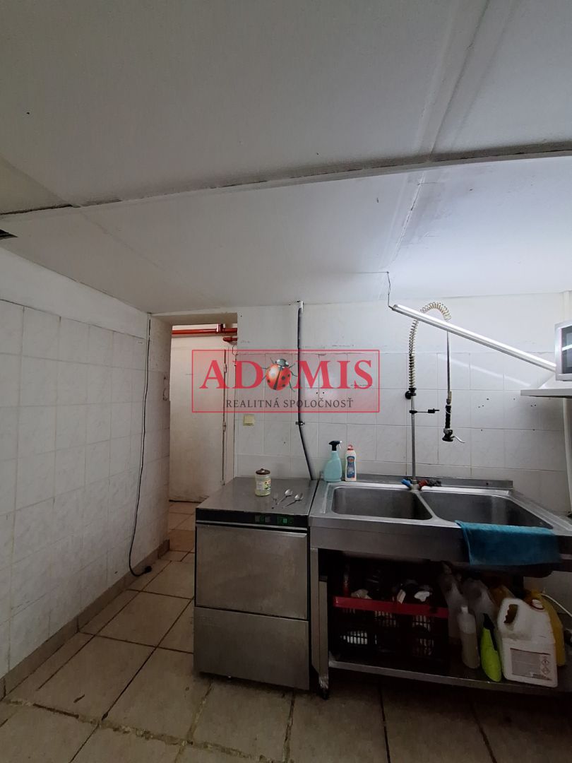 ADOMIS - predáme atraktívny nebytový komerčný priestor v centre Košíc 163m2 s výkladom priamo na ulicu, 2podlažný ul. Pribinova, 20m roh budovy Hlavná