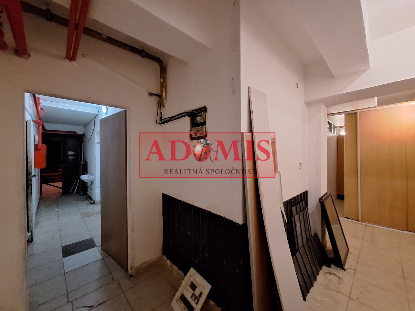 ADOMIS - predáme atraktívny nebytový komerčný priestor v centre Košíc 163m2 s výkladom priamo na ulicu, 2podlažný ul. Pribinova, 20m roh budovy Hlavná