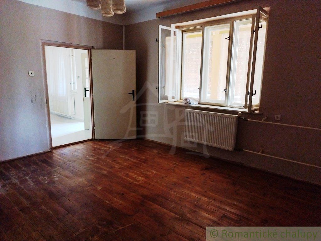 Dom vhodný na okamžité bývanie s veľkým 949m²  pozemkom v obci Pastovce