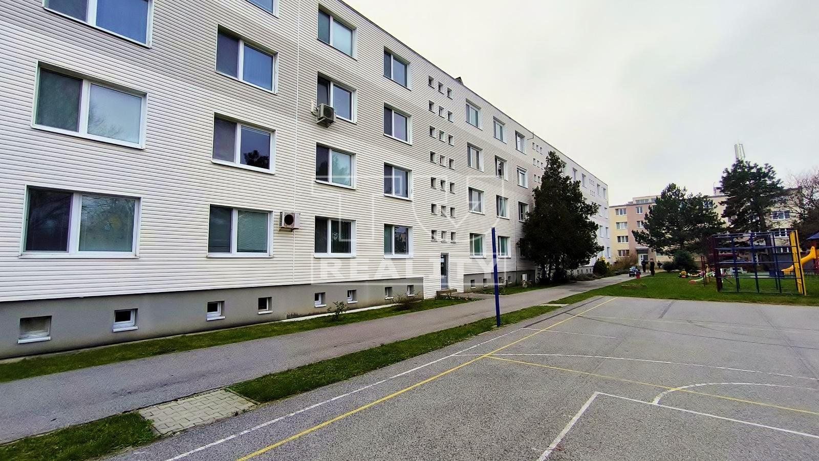 Priestranný 2 izbový byt s balkónom a pivnicou – Skvelá príležitosť blízko Bratislavy!, SVÄTÝ JUR, 71,67 m²