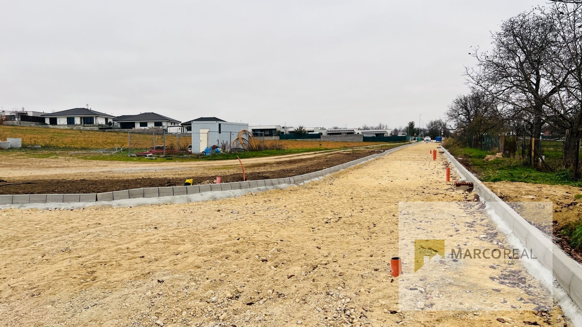 STAVEBNÝ POZEMOK v obci ZVONČÍN len 8 km od Trnavy, výmera 474 m2, všetky IS