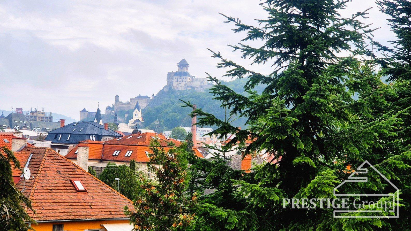 Priestranný 4-izbový byt (89m2) s výhľadom na hrad✨