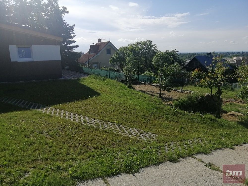 Predaj pozemku s potenciálom priamo pod lesom v Devínskej Novej Vsi