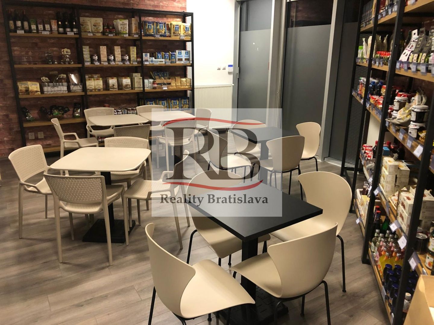 Šikovný obchodný priestor s veľkým výkladom a parkovaním v objekte TERNO, 59,80 m²