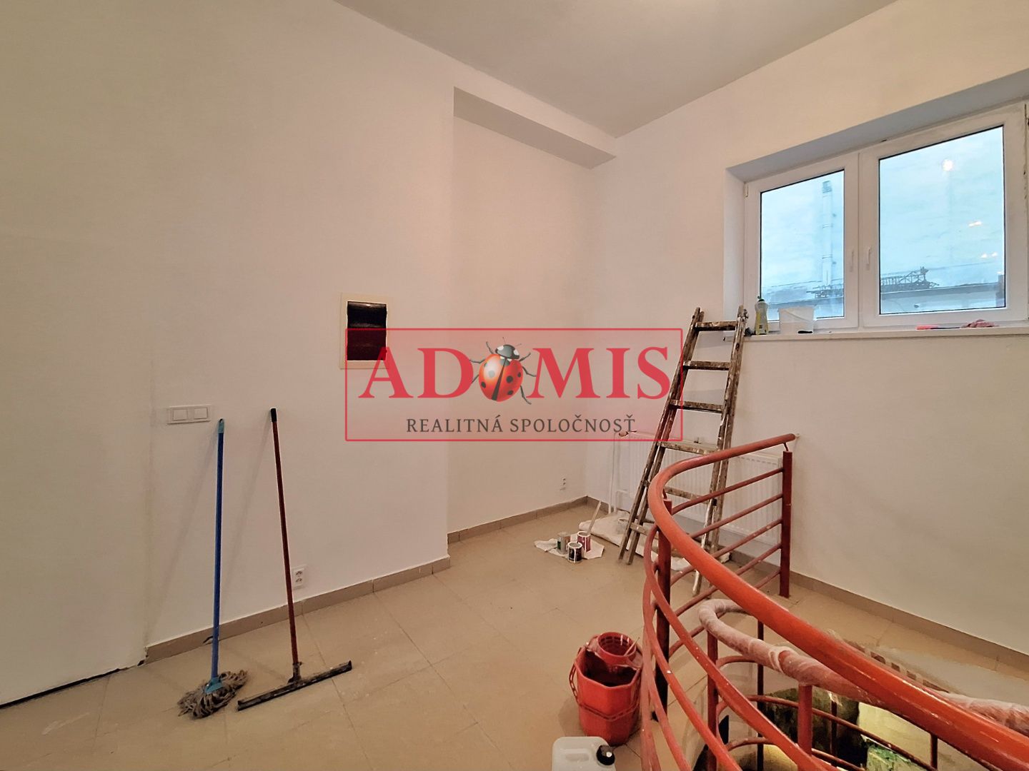 ADOMIS - predáme atraktívny nebytový komerčný priestor v centre Košíc 163m2 s výkladom priamo na ulicu, 2podlažný ul. Pribinova, 20m roh budovy Hlavná