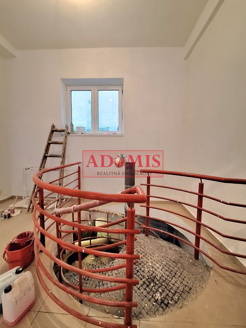 ADOMIS - predáme atraktívny nebytový komerčný priestor v centre Košíc 163m2 s výkladom priamo na ulicu, 2podlažný ul. Pribinova, 20m roh budovy Hlavná