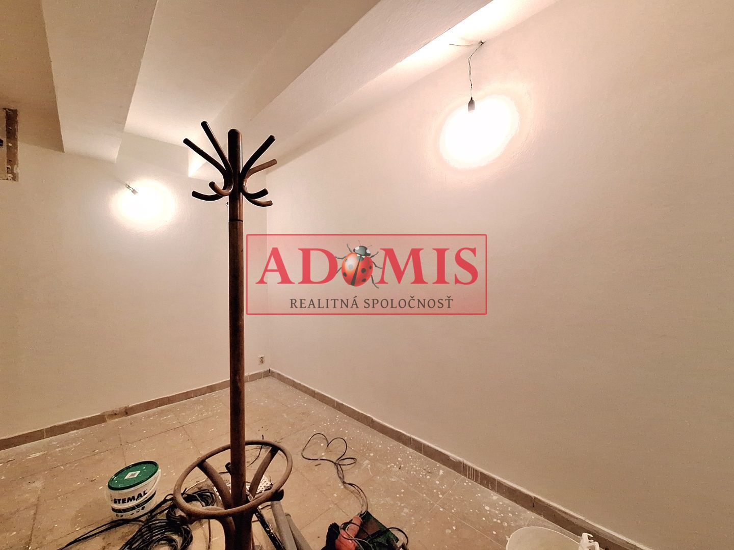 ADOMIS - predáme atraktívny nebytový komerčný priestor v centre Košíc 163m2 s výkladom priamo na ulicu, 2podlažný ul. Pribinova, 20m roh budovy Hlavná