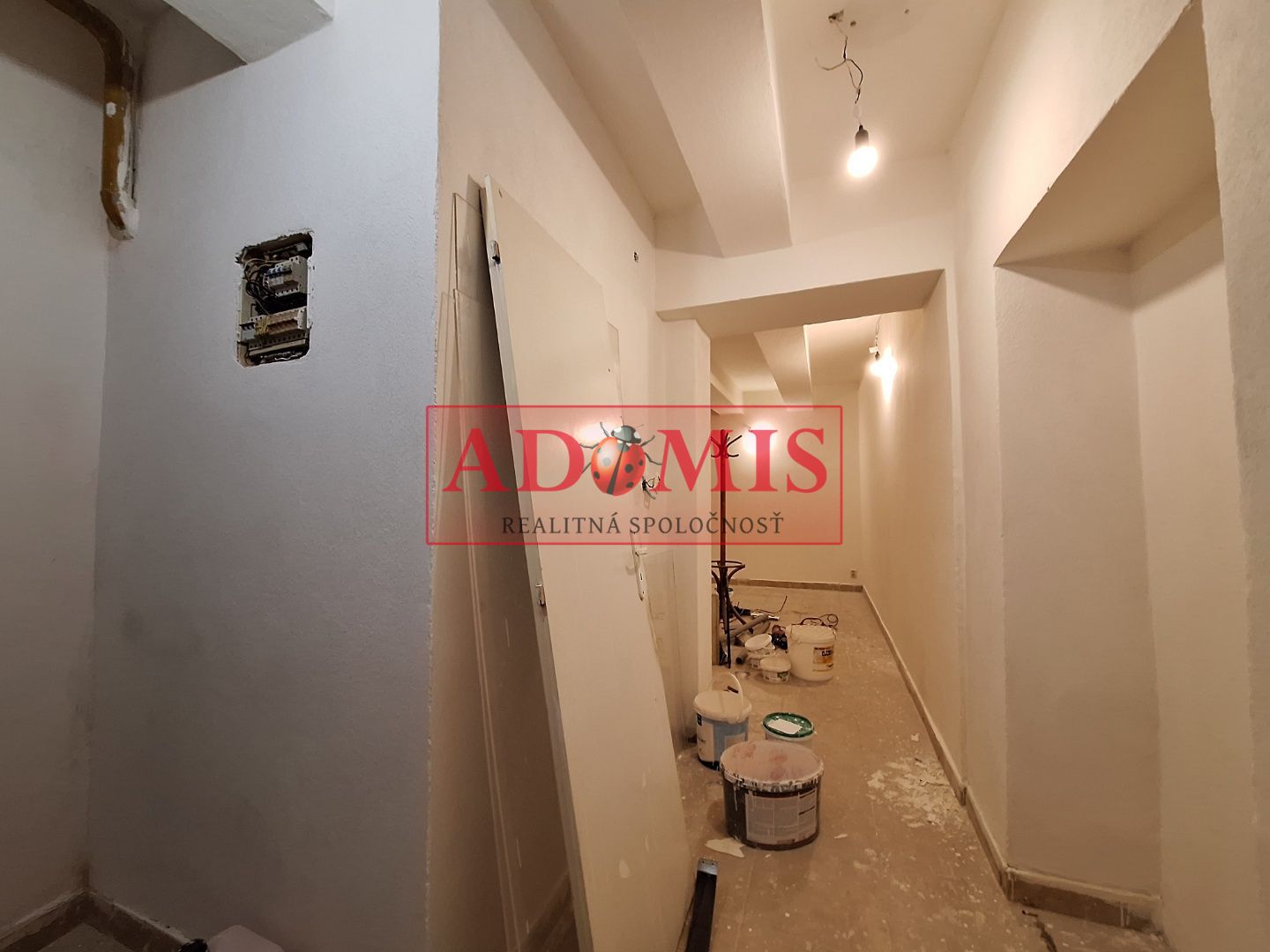 ADOMIS - predáme atraktívny nebytový komerčný priestor v centre Košíc 163m2 s výkladom priamo na ulicu, 2podlažný ul. Pribinova, 20m roh budovy Hlavná