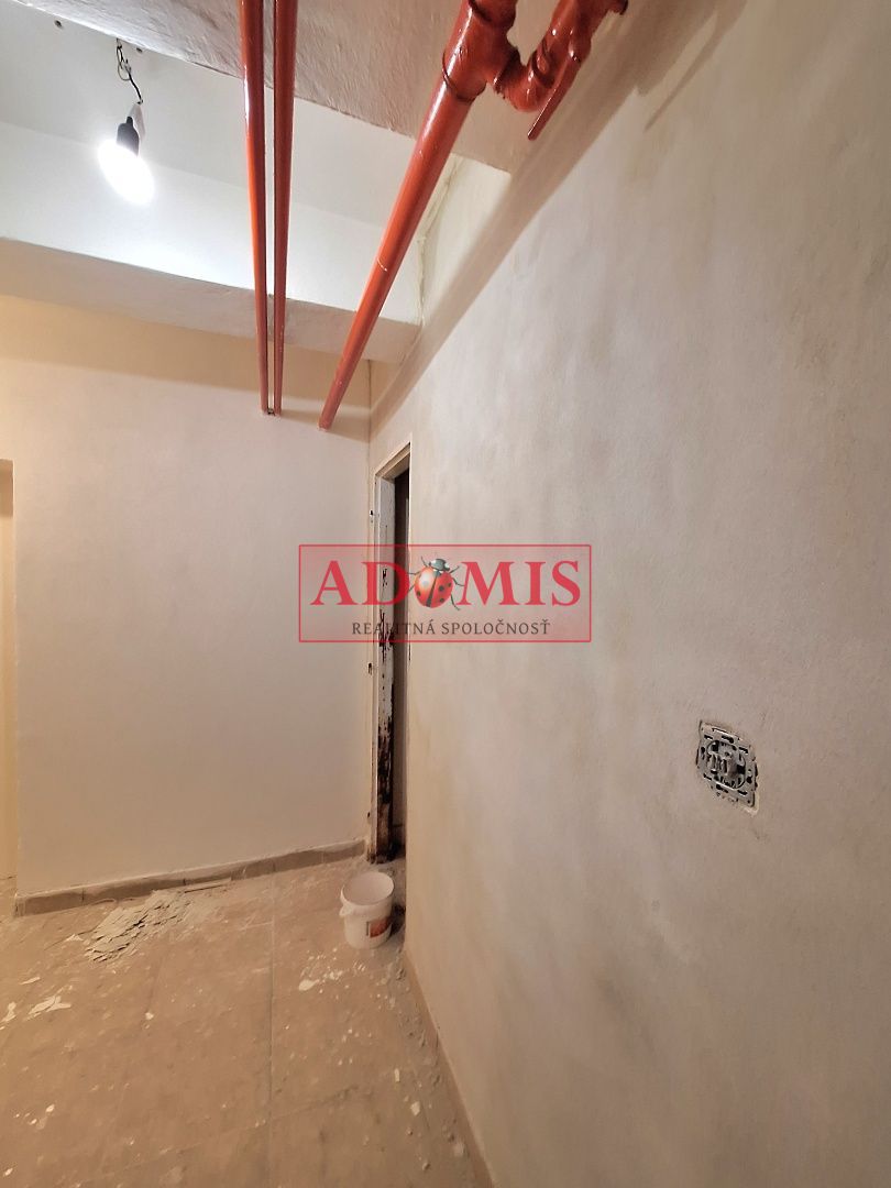 ADOMIS - predáme atraktívny nebytový komerčný priestor v centre Košíc 163m2 s výkladom priamo na ulicu, 2podlažný ul. Pribinova, 20m roh budovy Hlavná