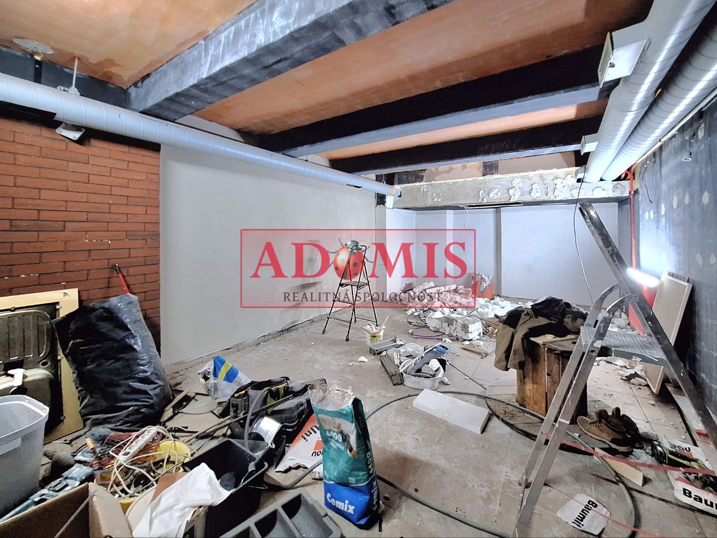 ADOMIS - predáme atraktívny nebytový komerčný priestor v centre Košíc 163m2 s výkladom priamo na ulicu, 2podlažný ul. Pribinova, 20m roh budovy Hlavná