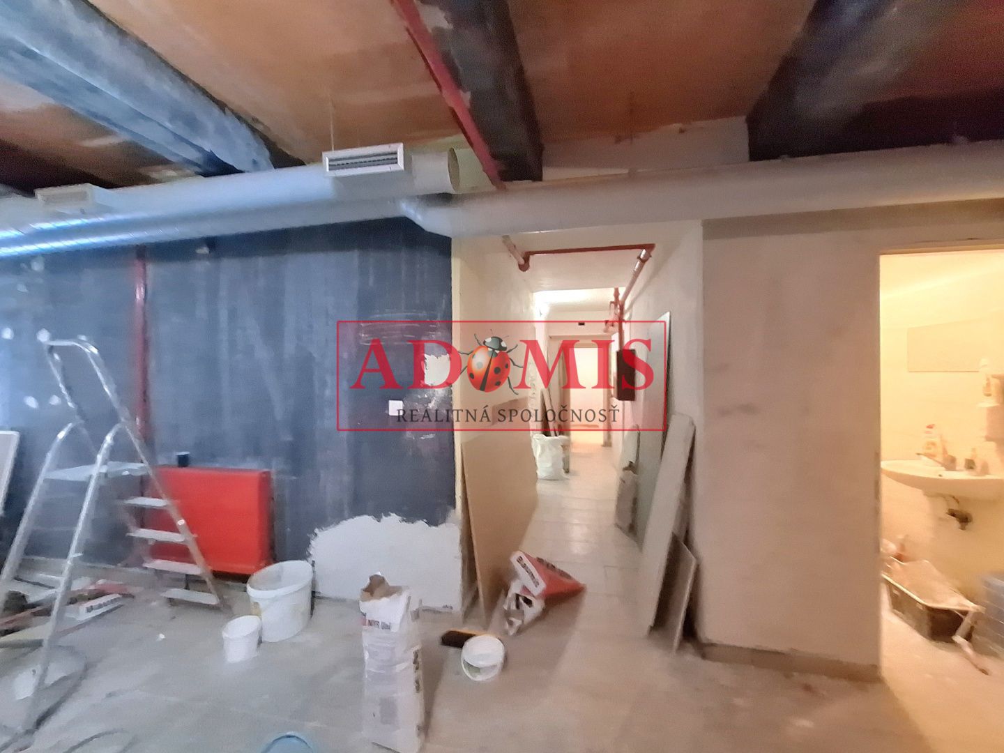 ADOMIS - predáme atraktívny nebytový komerčný priestor v centre Košíc 163m2 s výkladom priamo na ulicu, 2podlažný ul. Pribinova, 20m roh budovy Hlavná