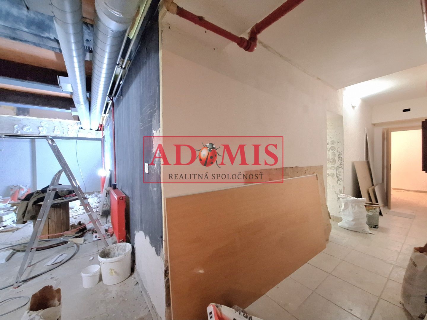 ADOMIS - predáme atraktívny nebytový komerčný priestor v centre Košíc 163m2 s výkladom priamo na ulicu, 2podlažný ul. Pribinova, 20m roh budovy Hlavná