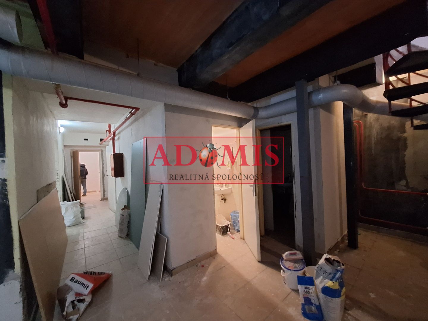 ADOMIS - predáme atraktívny nebytový komerčný priestor v centre Košíc 163m2 s výkladom priamo na ulicu, 2podlažný ul. Pribinova, 20m roh budovy Hlavná