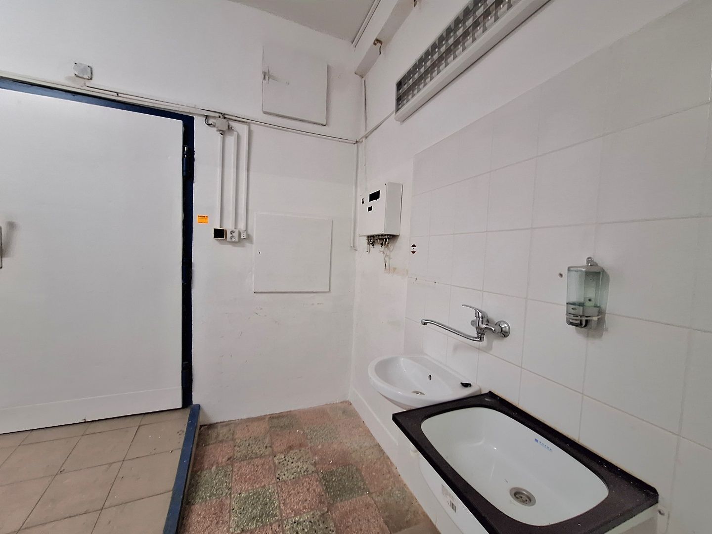 ADOMIS - Prenájom obchodných priestorov 227m2 Buzulucká ulica, OC Latorica Košice, sídlisko Dargovských hrdinov.