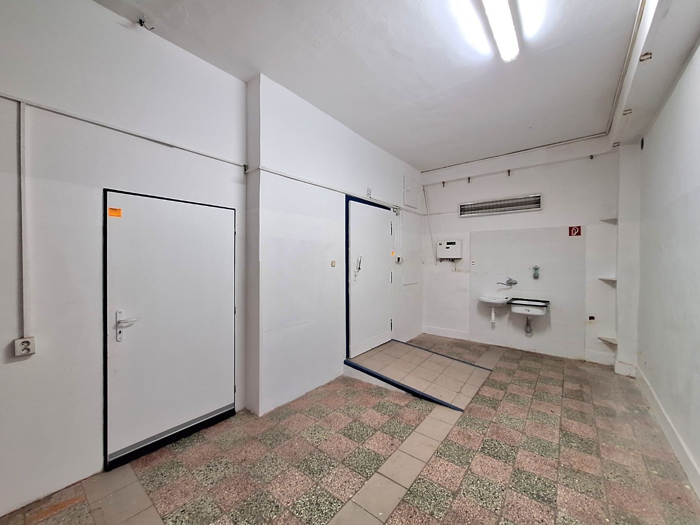 ADOMIS - Prenájom obchodných priestorov 227m2 Buzulucká ulica, OC Latorica Košice, sídlisko Dargovských hrdinov.