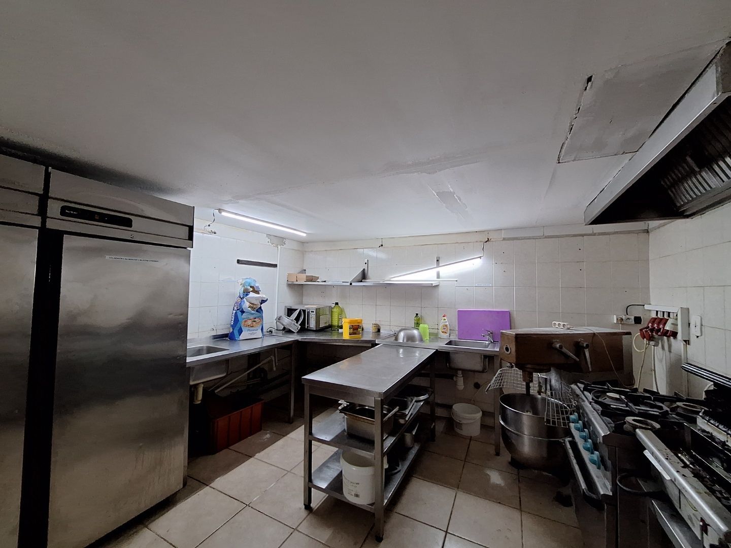 Predáme obchodný priestor v centre Košíc 163m2 s výkladom 2podlažný ul. Pribinova, 20m roh budovy Hlavná oproti Hotelu Hilton.