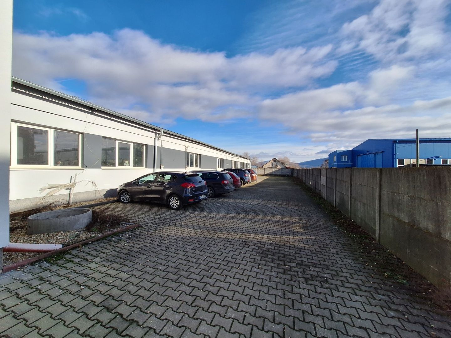 ADOMIS - prenájom hala - výrobná 285m2 s vlastným vykurovaním, 2x vjazd, parkovanie vo dvore, uzavretý strážený areál, Čaňa, iba 12km z Košíc