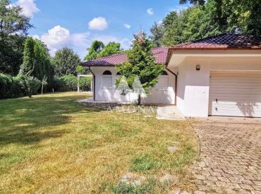 Na predaj rodinná vila na rozľahlom pozemku na konci obce. 150m2 plus pozemok 2004m2