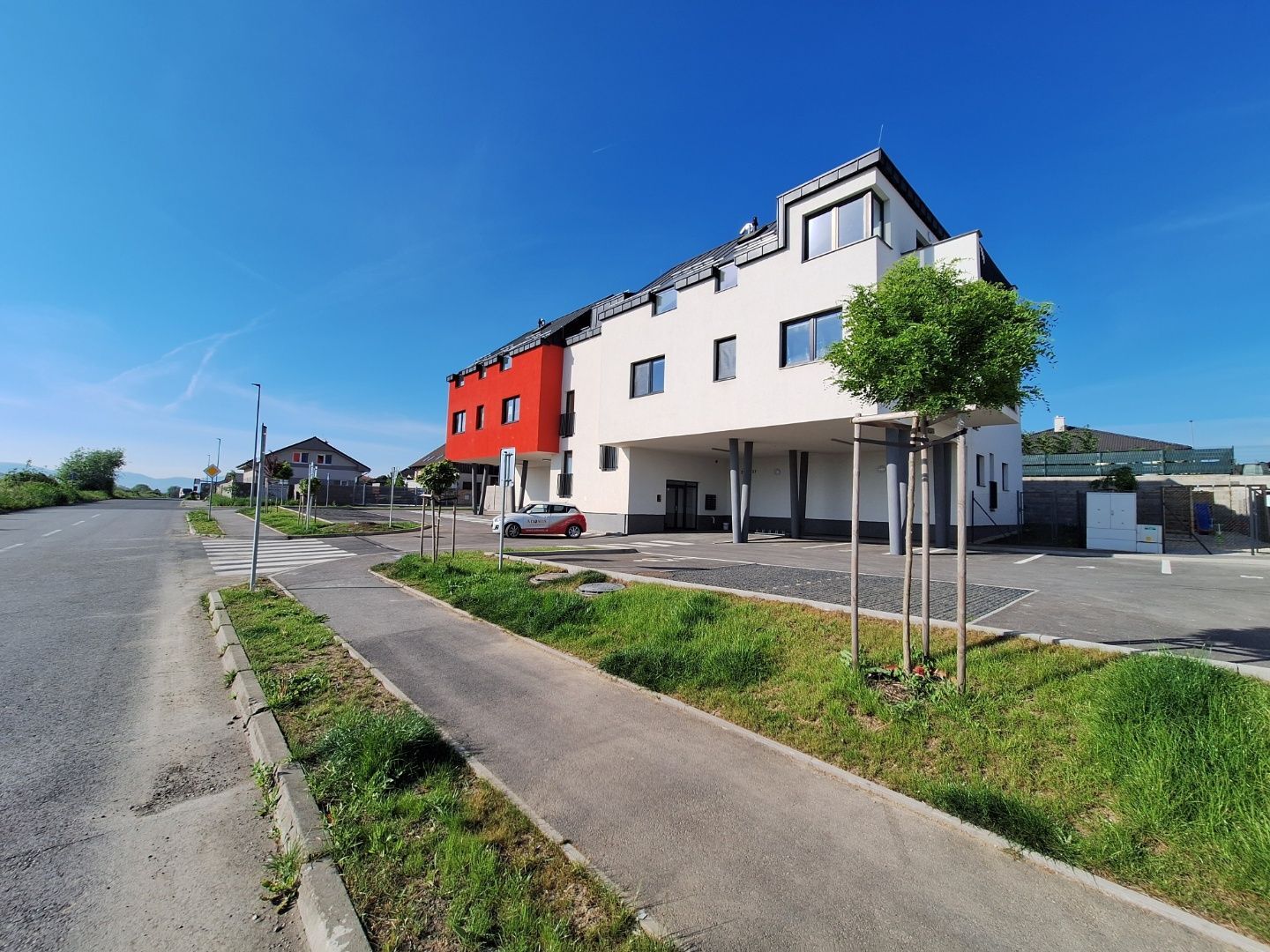 ADOMIS - predáme nadštandardný bezbariérový tehlový 3izbový byt 94,6m2 NOVOSTAVBA,teraska,vlastná záhradka 133m2,parking,Košice - Krásna