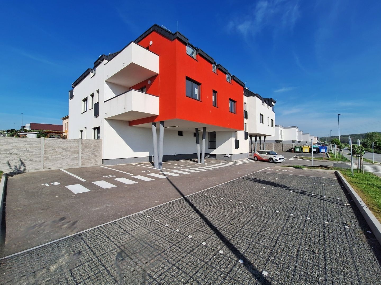 ADOMIS - predáme nadštandardný bezbariérový tehlový 3izbový byt 94,6m2 NOVOSTAVBA,teraska,vlastná záhradka 133m2,parking,Košice - Krásna