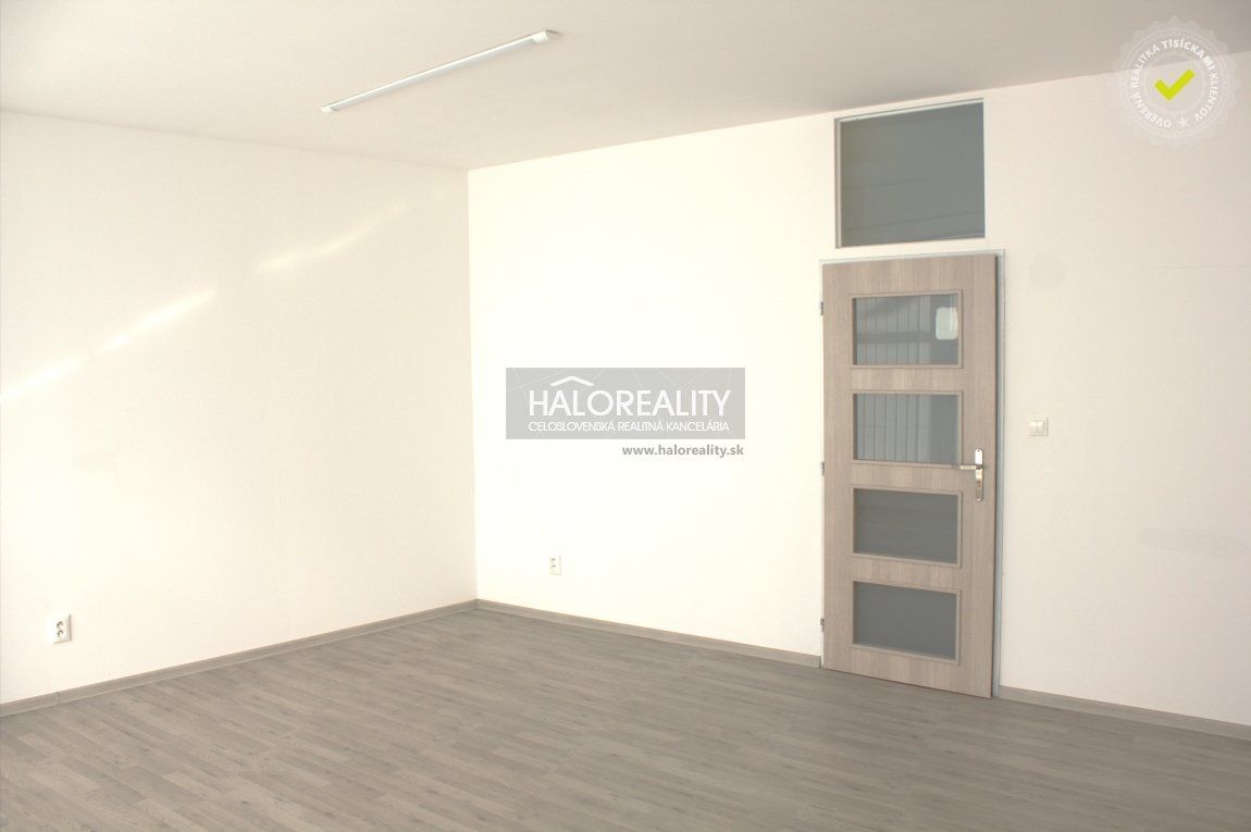 HALO reality - Prenájom, kancelársky priestor Hlohovec, 27 m2 + parkovacie miesto