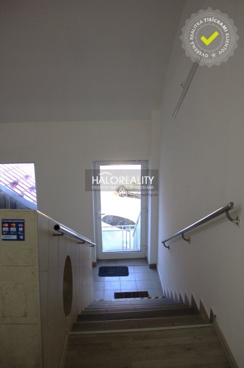 HALO reality - Prenájom, kancelársky priestor Hlohovec, 27 m2 + parkovacie miesto