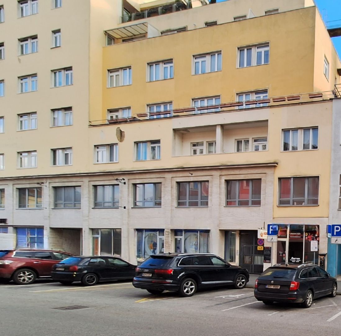 ADOMIS - predáme atraktívny nebytový komerčný priestor v centre Košíc 163m2 s výkladom priamo na ulicu, 2podlažný ul. Pribinova, 20m roh budovy Hlavná