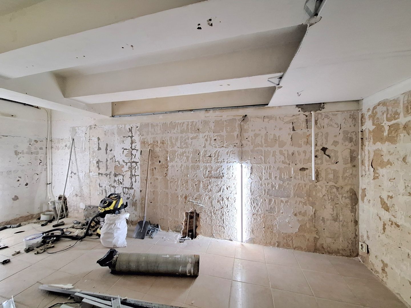 ADOMIS - predáme atraktívny nebytový komerčný priestor v centre Košíc 163m2 s výkladom priamo na ulicu, 2podlažný ul. Pribinova, 20m roh budovy Hlavná